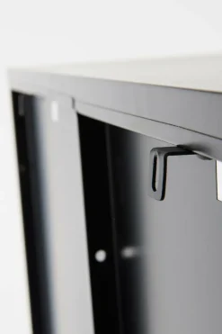 BLACKBURN Vitrinskåp - Mellan